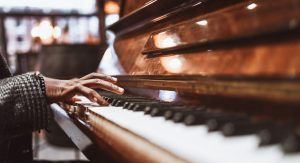 hands of piano player