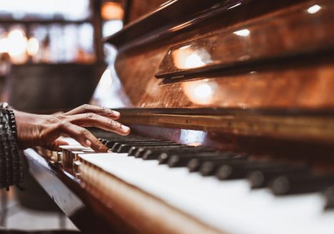 hands of piano player